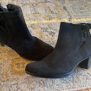 Munro Alfie black suede bootie